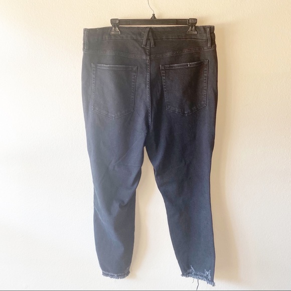 GOOD AMERICAN Good Curve Crop Skinny Raw Hem Jeans - Picture 7 of 10